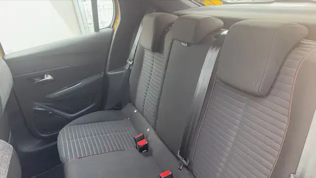 Peugeot 208 view 9