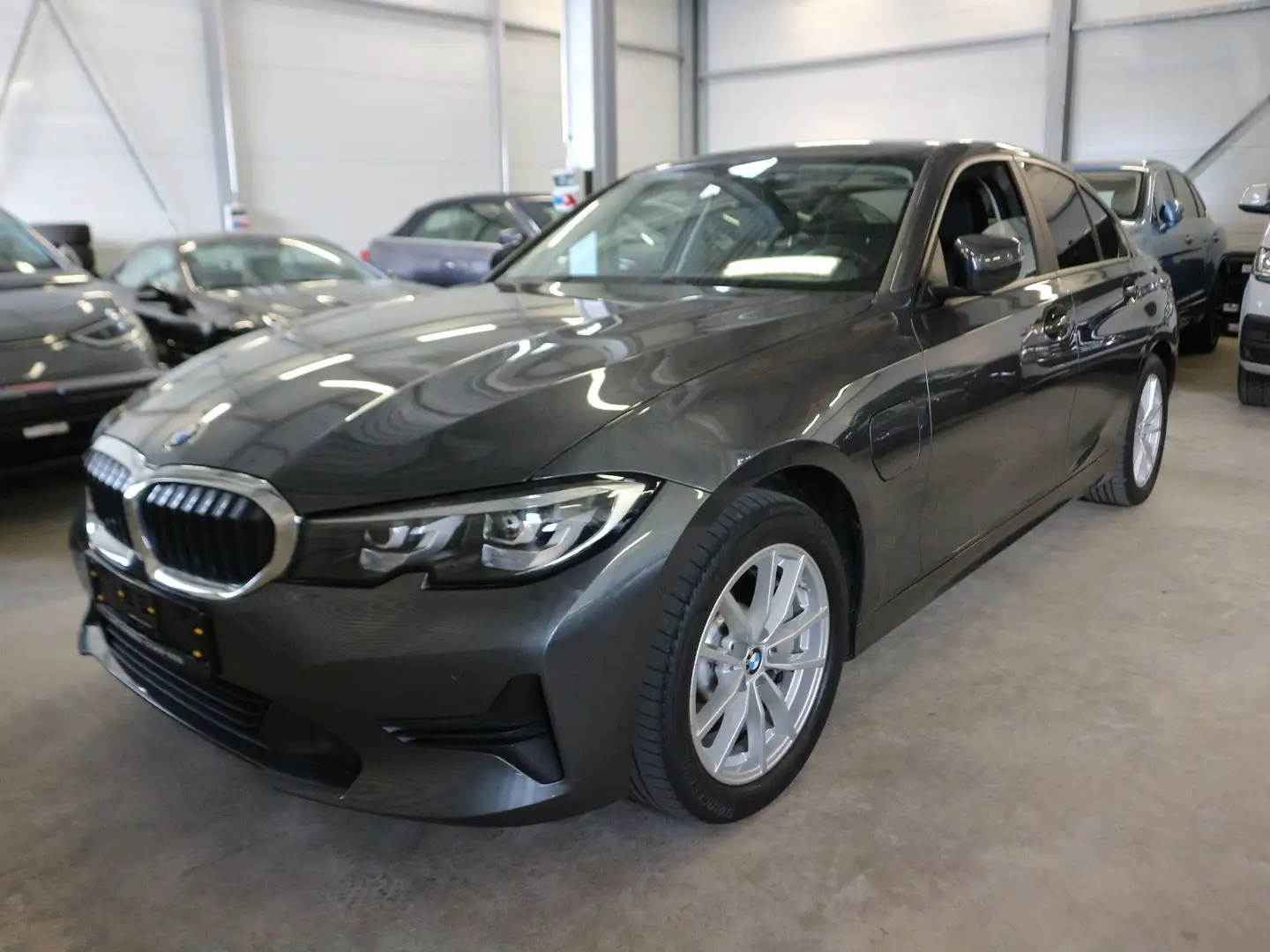 BMW 330 e Advantage Aut DAB Navi LED Nav Leder Kamera Grau - 1
