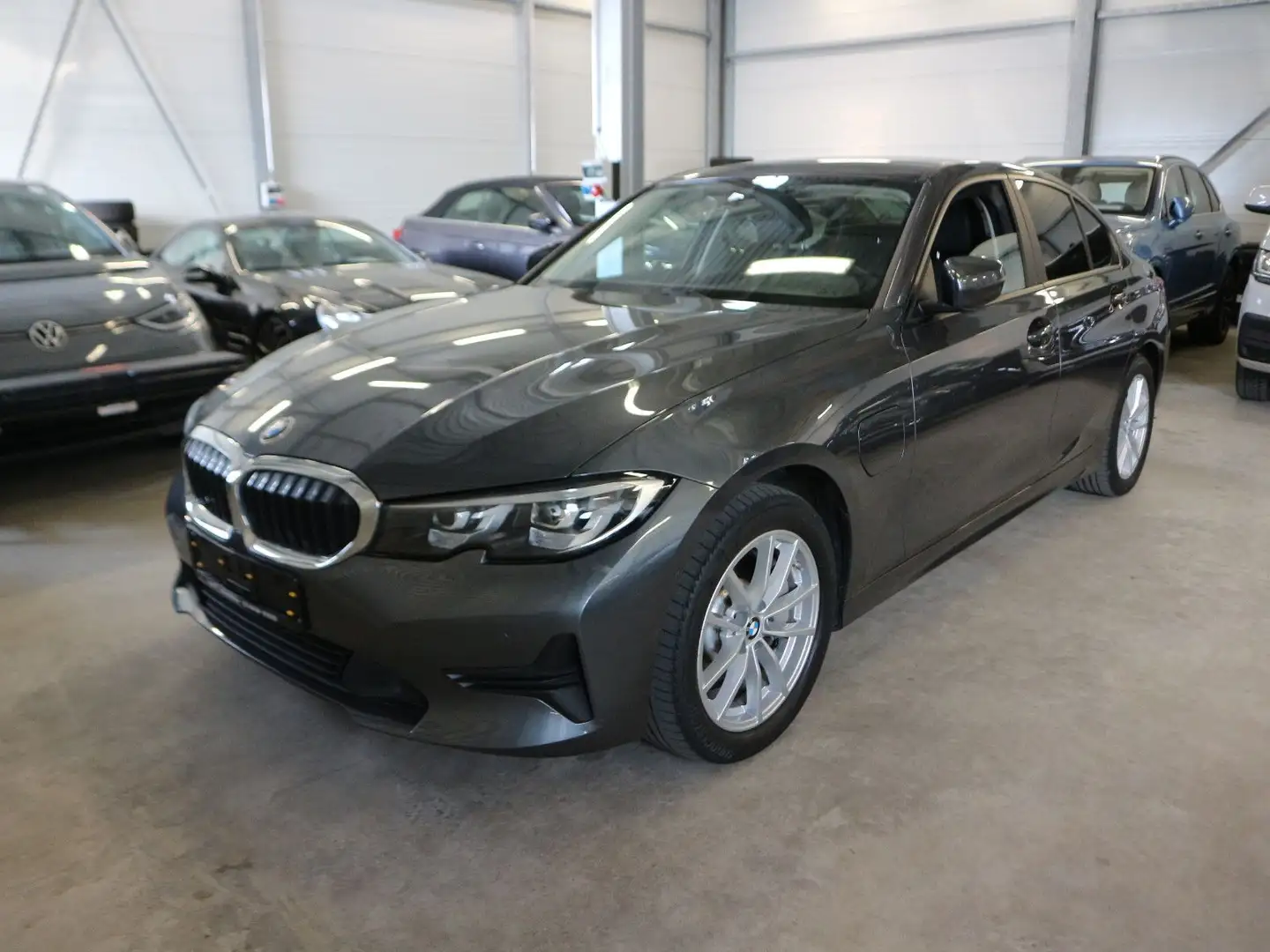 BMW 330 e Advantage Aut DAB Navi LED Nav Leder Kamera Grau - 2