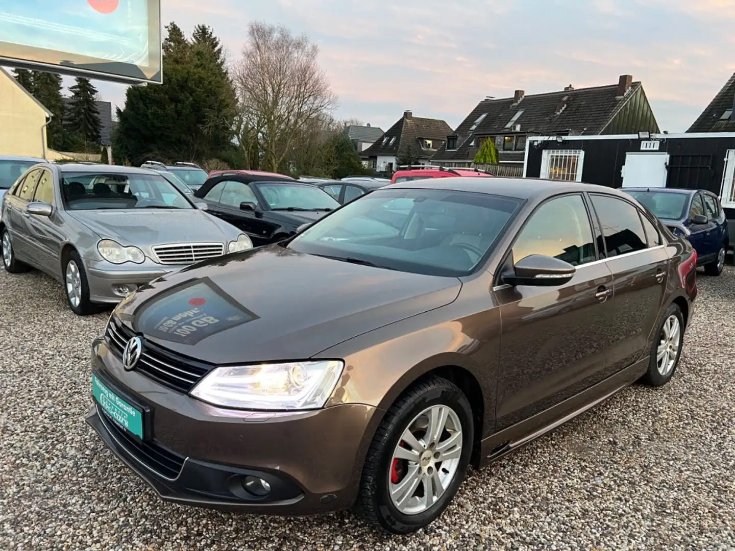 Volkswagen Jetta VI Highline*TÜV NEU*1 HAND*NAVI*PDC*TOP* Hnědá - 1