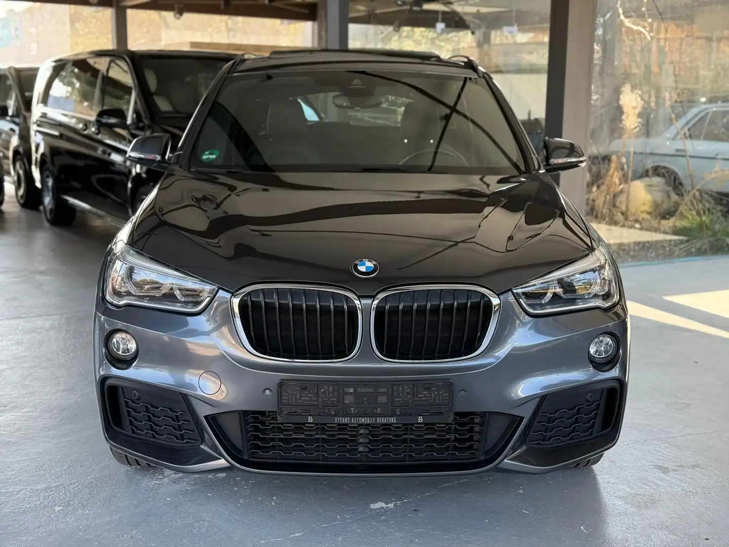 BMW X1 xDrive 20 i M Sport-Pano-Kamera-8Fach-DAP Gris - 2