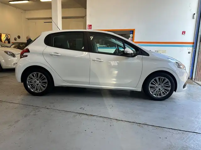 Peugeot 208 view 3