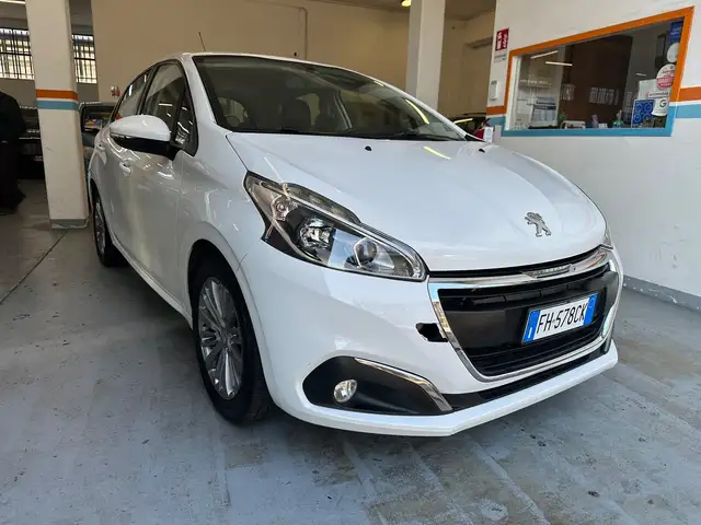 Peugeot 208 view 4