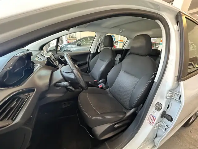 Peugeot 208 view 7