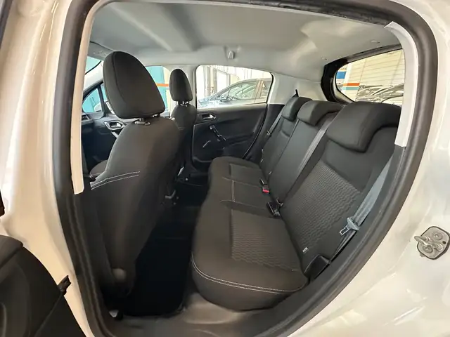 Peugeot 208 view 8