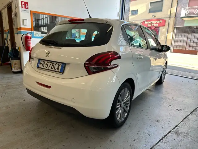 Peugeot 208 view 5
