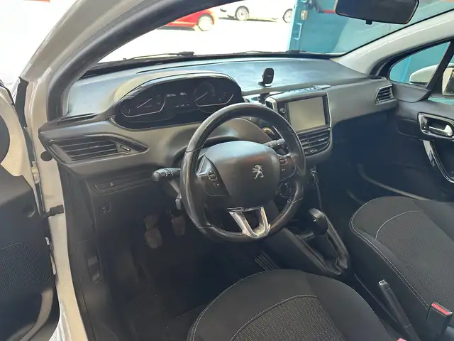 Peugeot 208 view 6