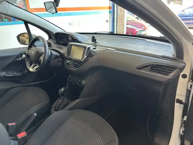 Peugeot 208 view 11
