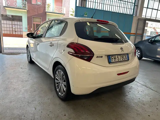 Peugeot 208 view 2