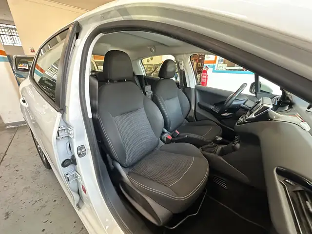 Peugeot 208 view 10