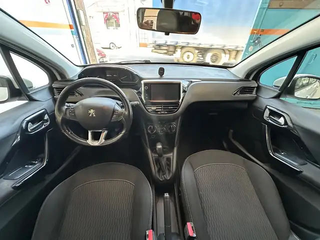 Peugeot 208 view 9