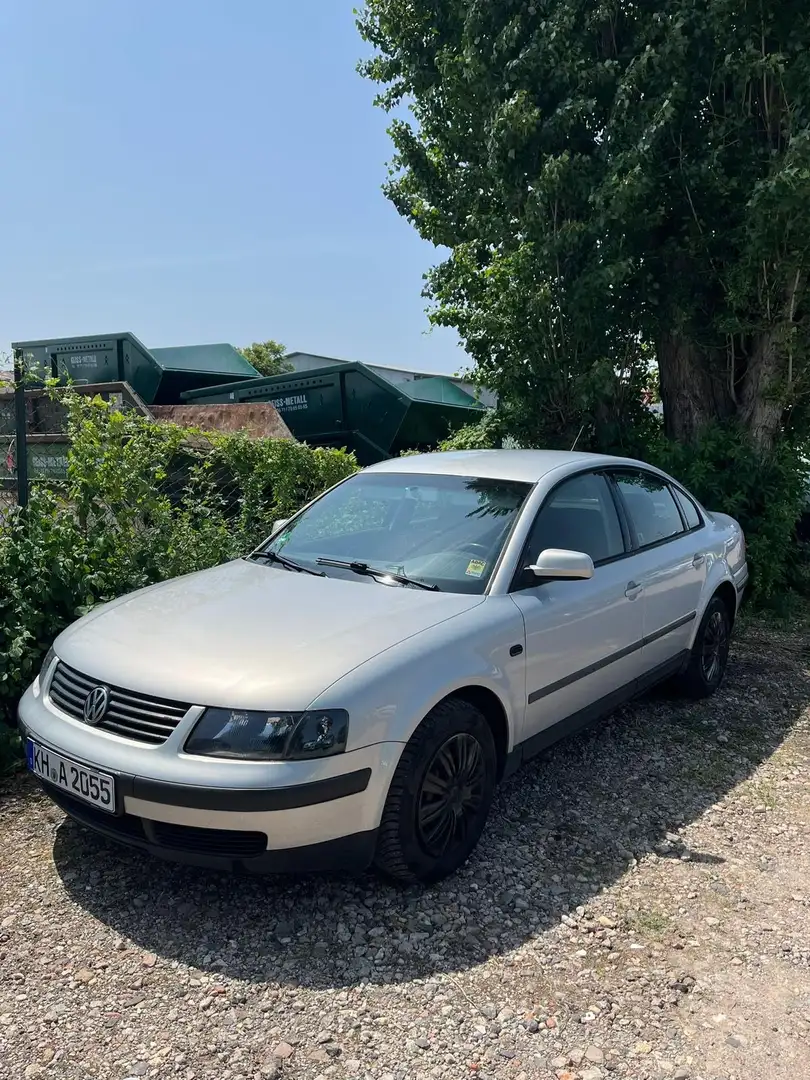 Volkswagen Passat 1.8 Trendline - 1