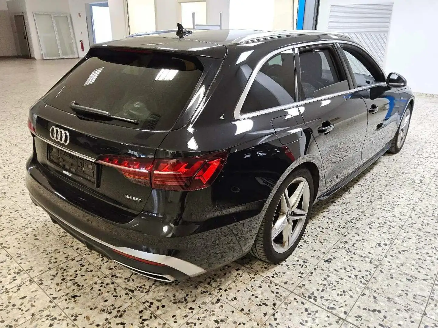 Audi A4 Avant 40 TDI quattro S line Panorama Klima Navi Zwart - 2