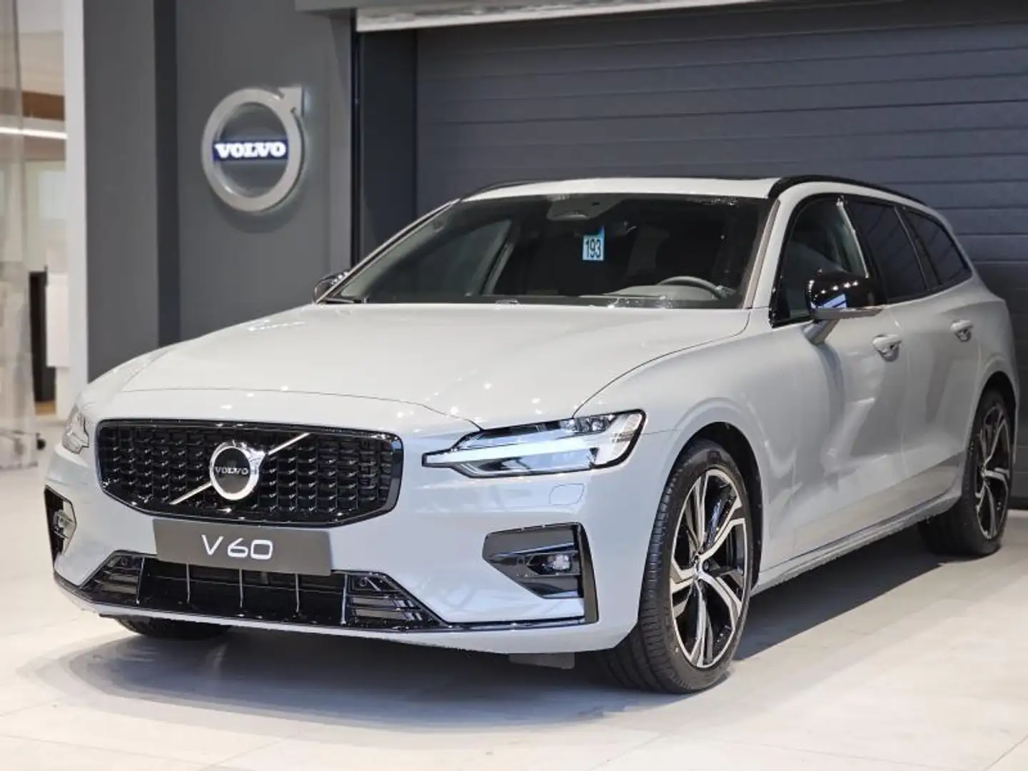 Volvo V60 B3 Ultimate / Essence Gris - 1