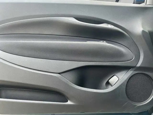 Fiat 500e view 5