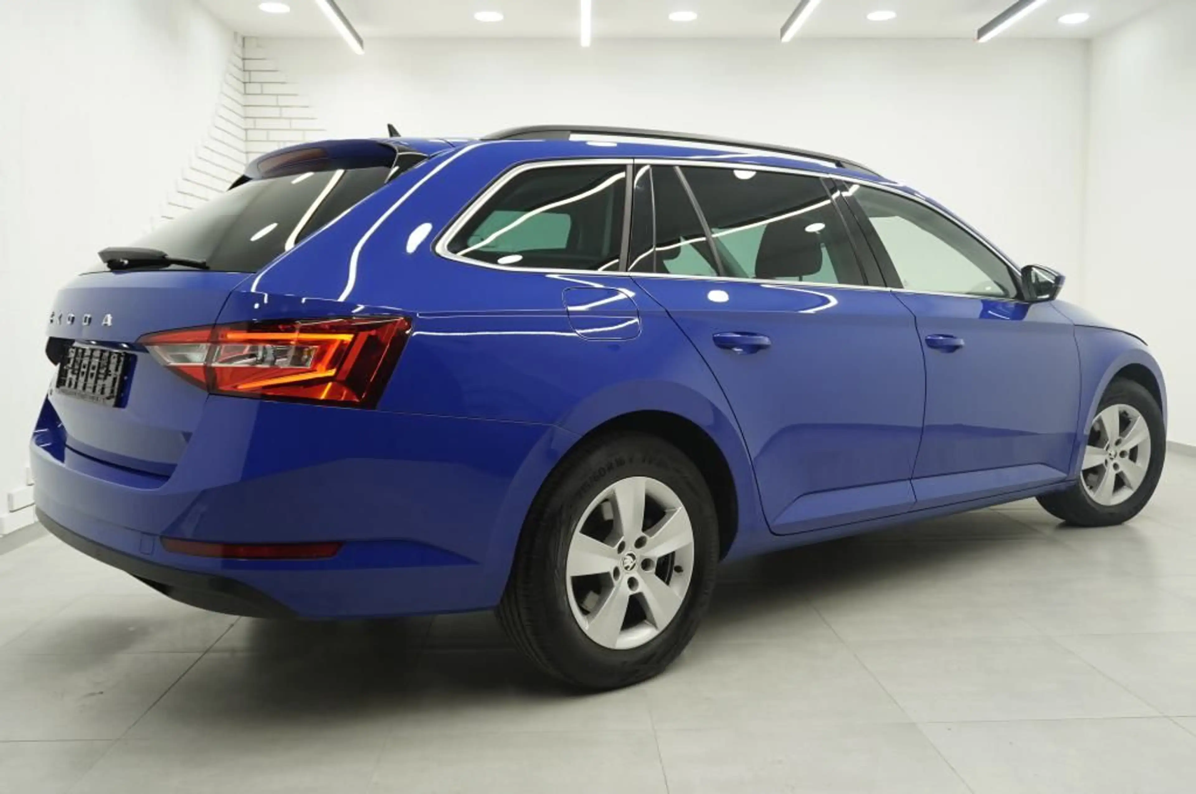 Skoda Superb 2.0 TDi Navi/LED/AHK/Standhzg/ACC — photo 3