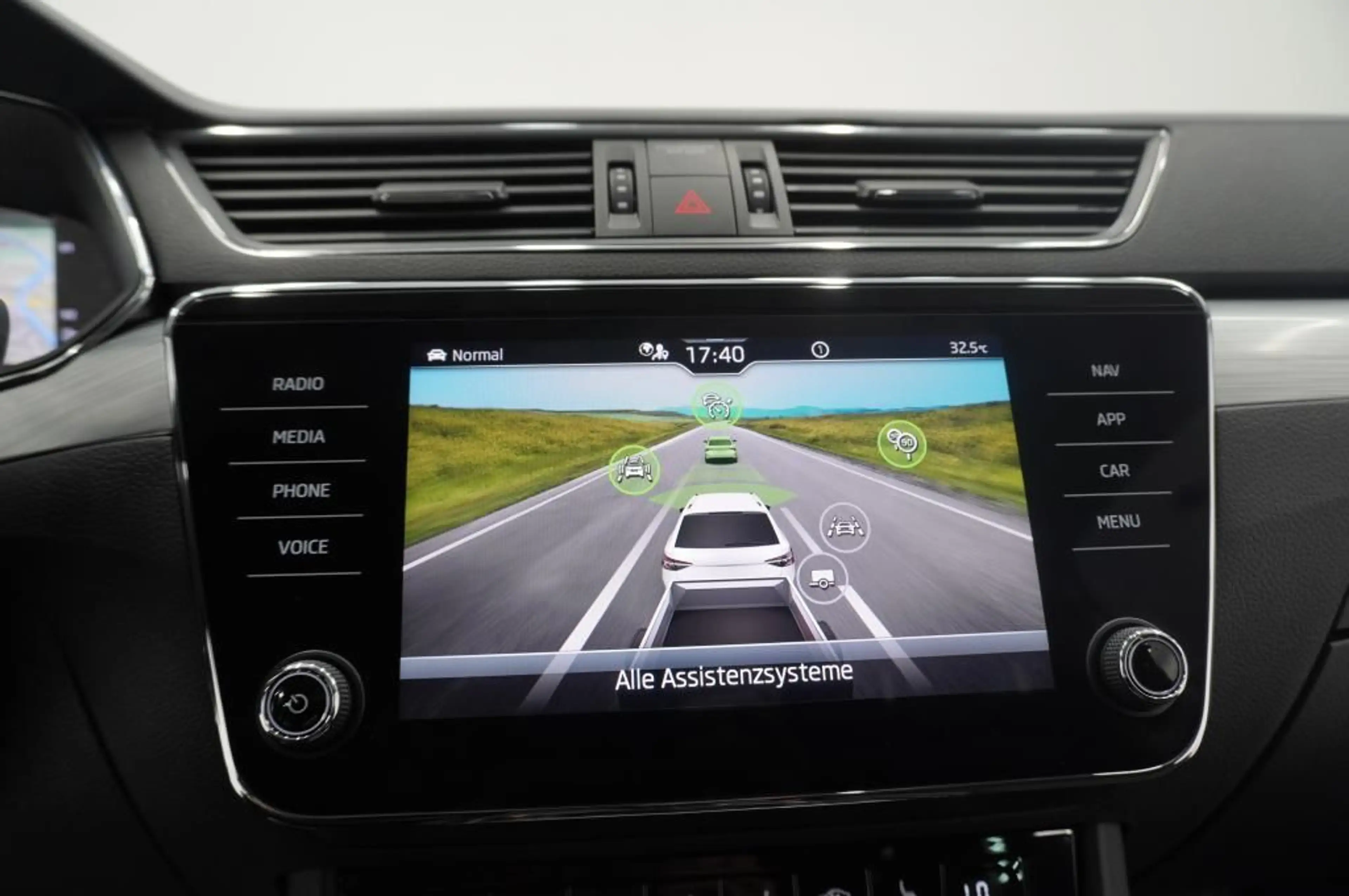 Skoda Superb 2.0 TDi Navi/LED/AHK/Standhzg/ACC — photo 13
