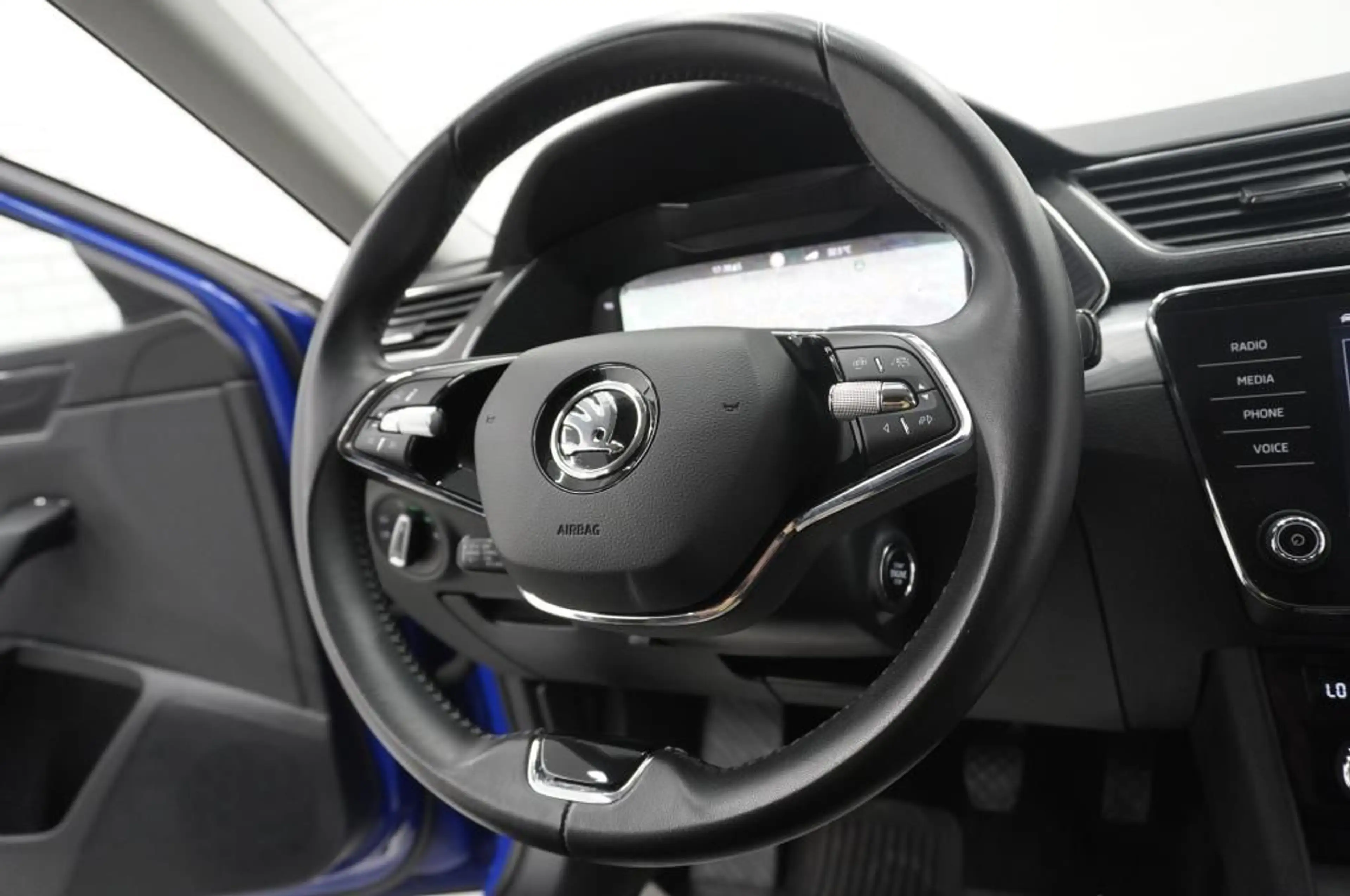 Skoda Superb 2.0 TDi Navi/LED/AHK/Standhzg/ACC — photo 10
