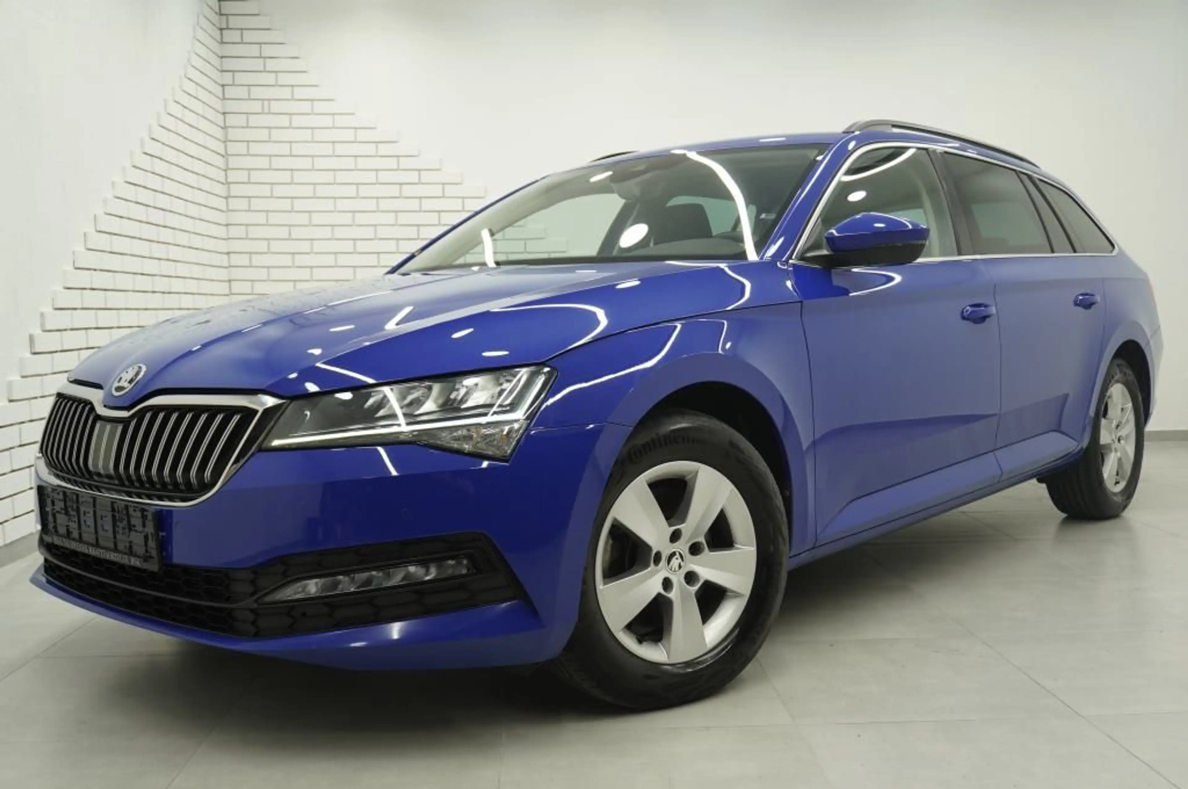 Skoda Superb 2.0 TDi Navi/LED/AHK/Standhzg/ACC