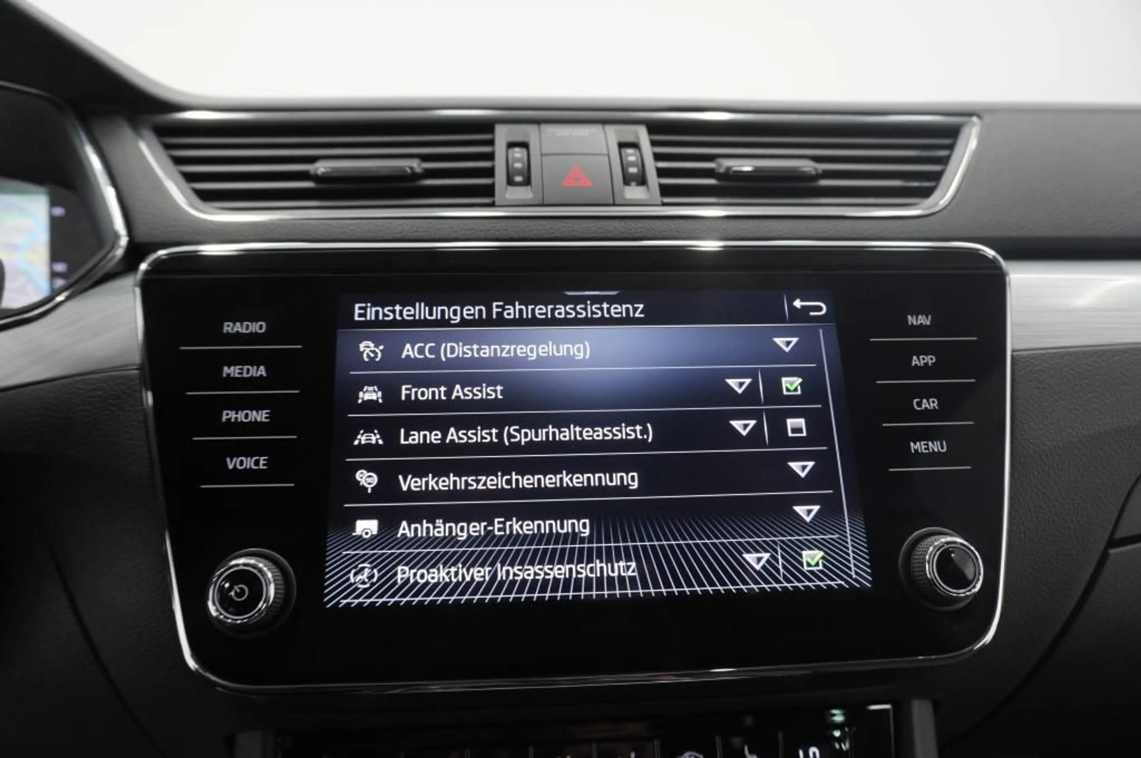 Skoda Superb 2.0 TDi Navi/LED/AHK/Standhzg/ACC — photo 12