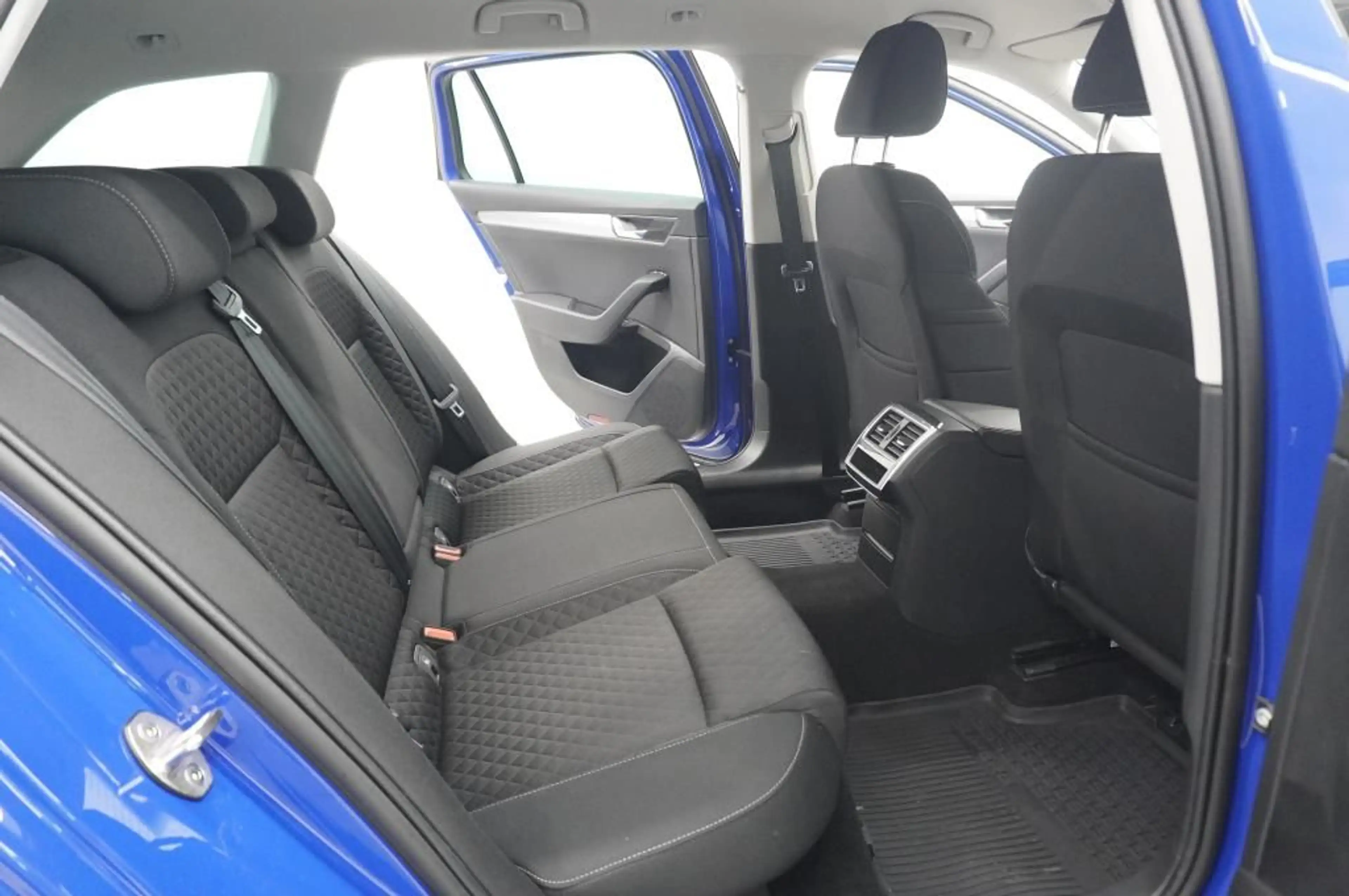 Skoda Superb 2.0 TDi Navi/LED/AHK/Standhzg/ACC — photo 7