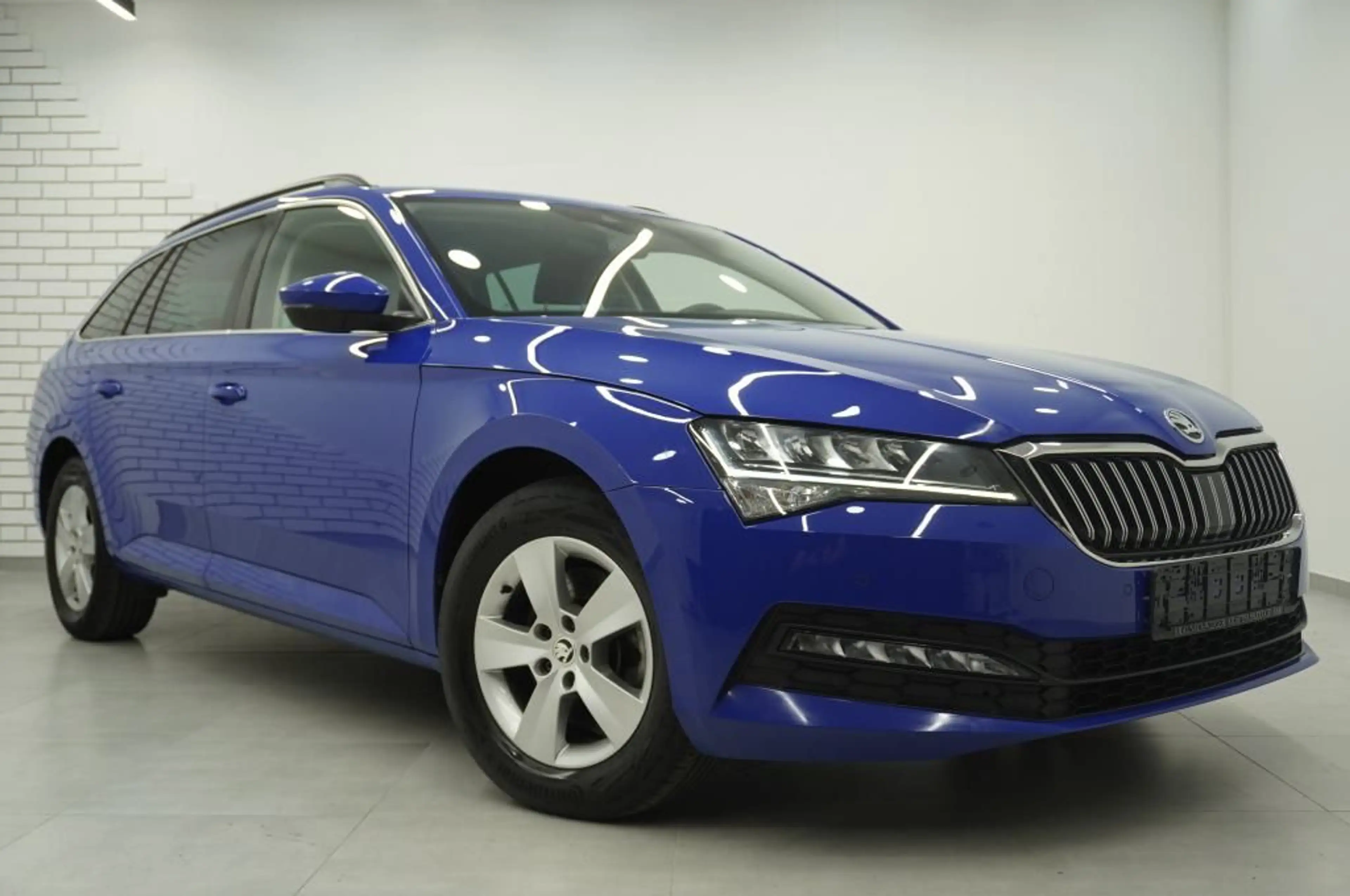 Skoda Superb 2.0 TDi Navi/LED/AHK/Standhzg/ACC — photo 2