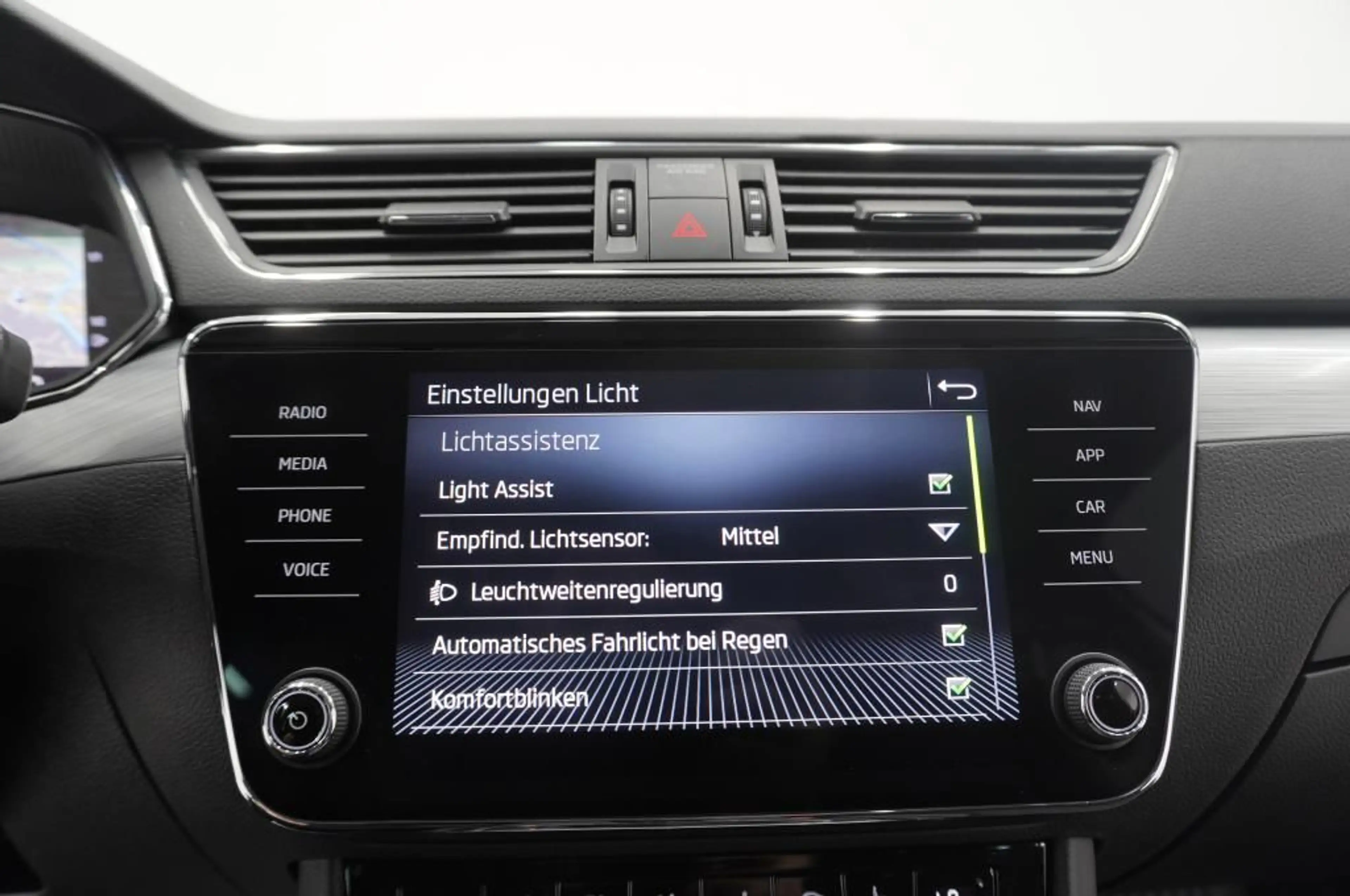 Skoda Superb 2.0 TDi Navi/LED/AHK/Standhzg/ACC — photo 11