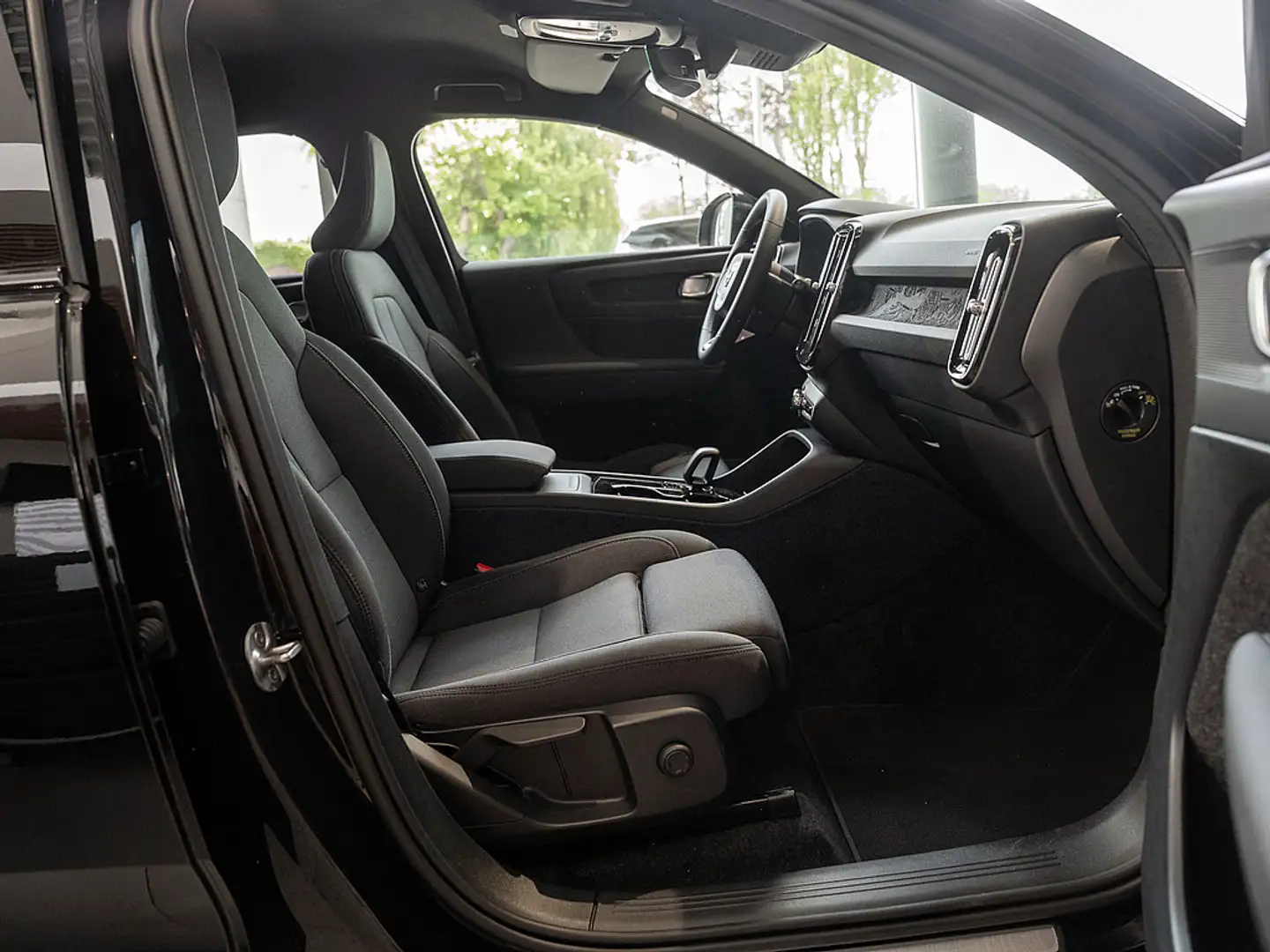 Volvo XC40 Core Recharge Pure Electric 2WD Schwarz - 2