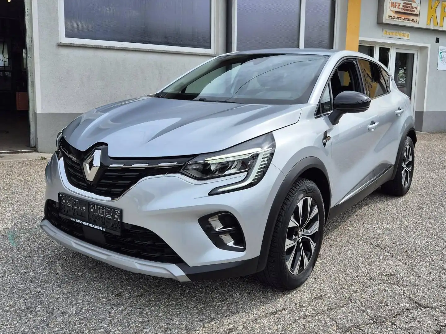 Renault Captur Techno Silber - 1