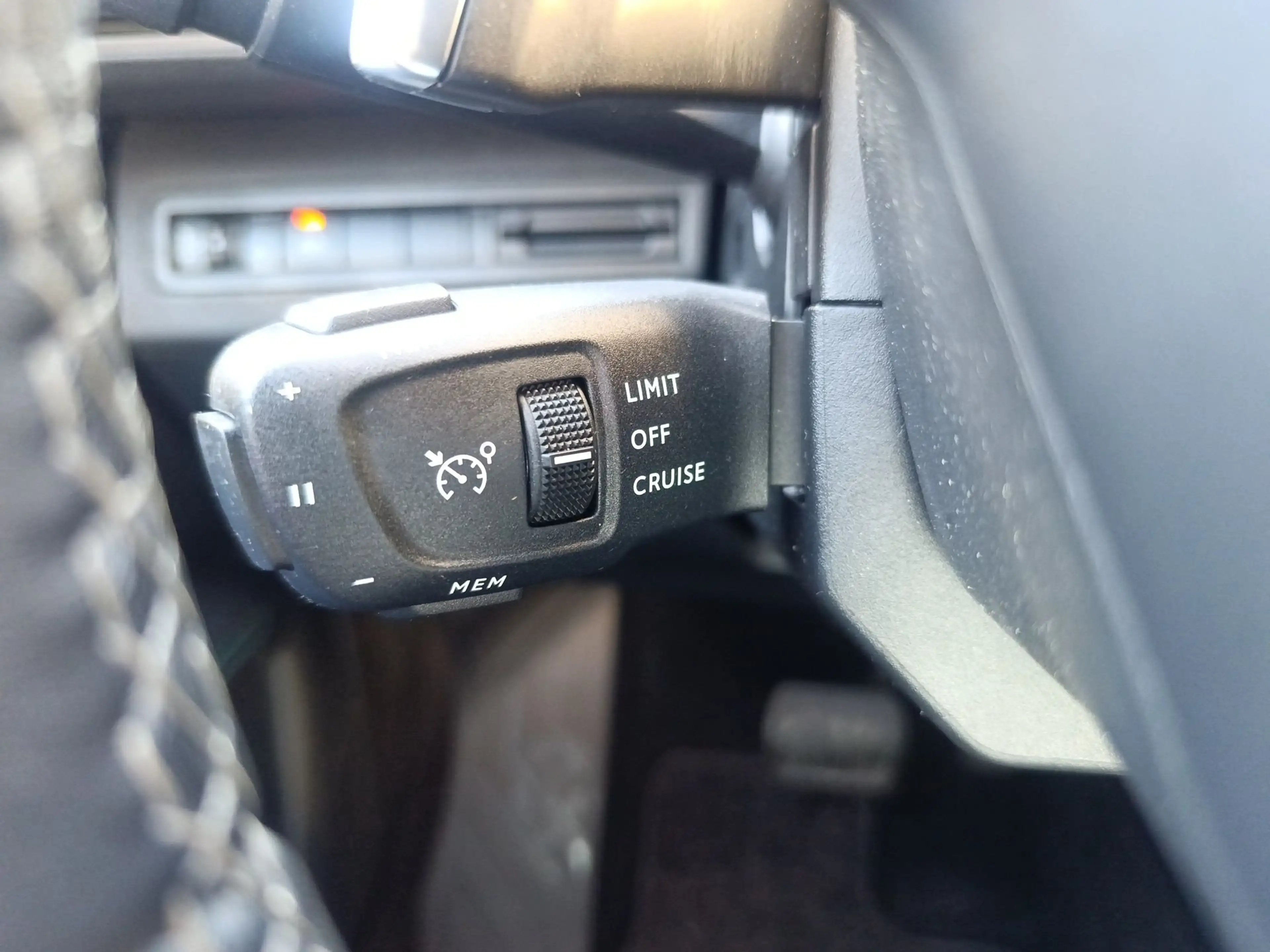 Peugeot 3008 1.2 136 Allure Pack KeyLess LED Navi PDC — photo 8
