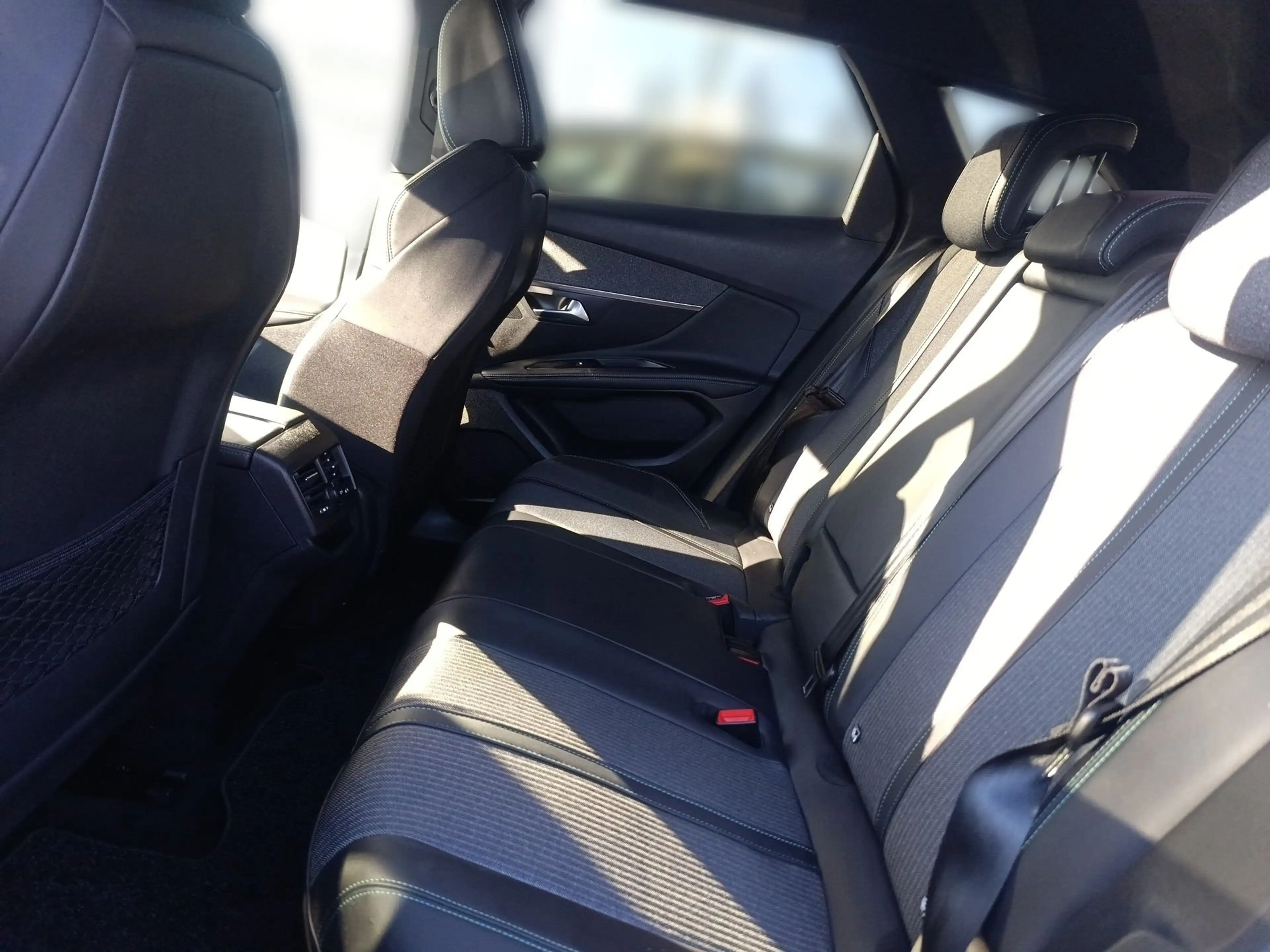 Peugeot 3008 1.2 136 Allure Pack KeyLess LED Navi PDC — photo 9