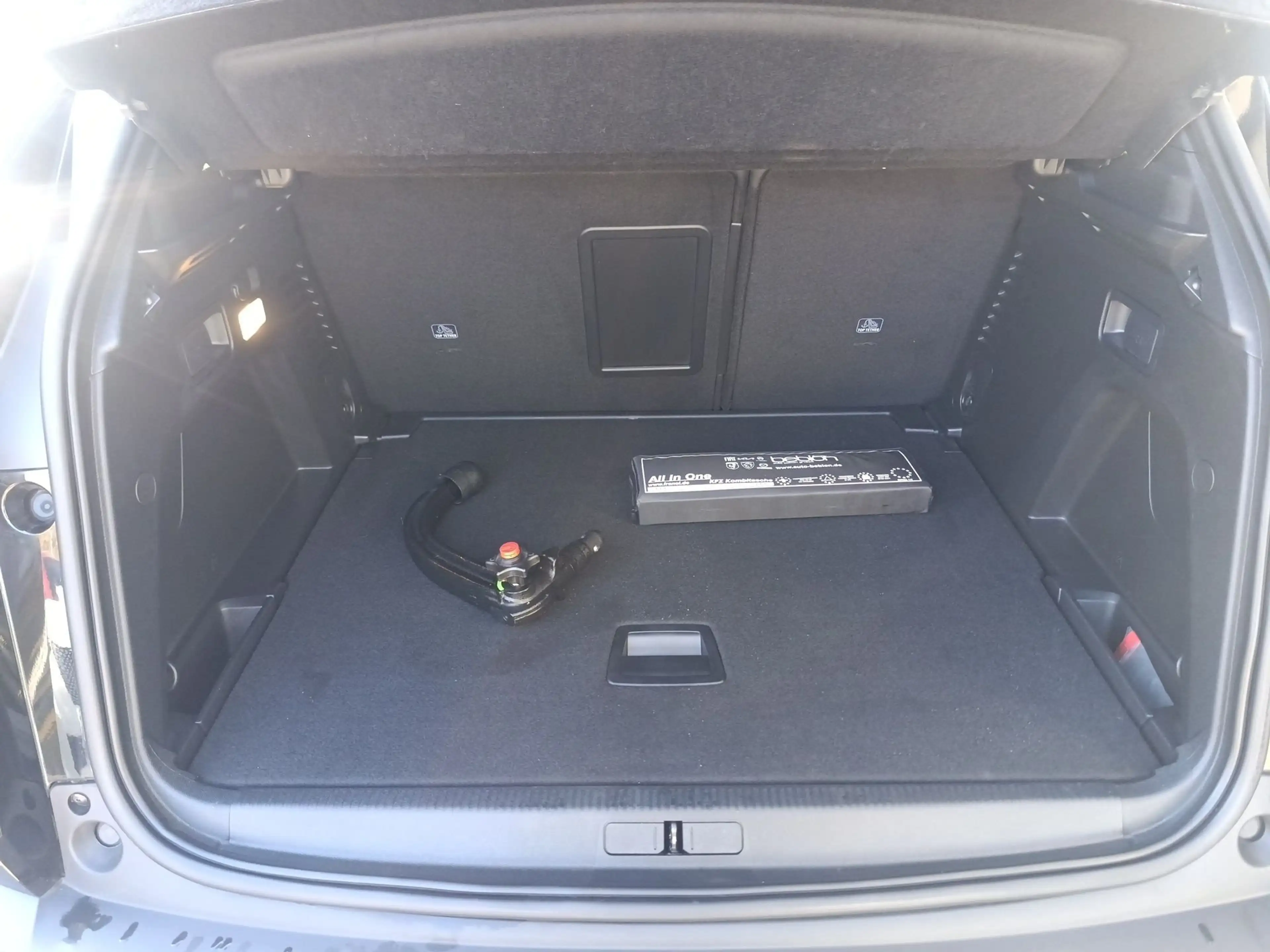 Peugeot 3008 1.2 136 Allure Pack KeyLess LED Navi PDC — photo 13
