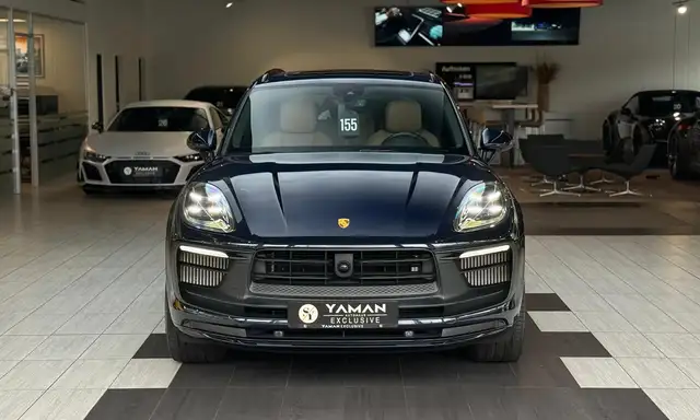 Porsche Macan view 3
