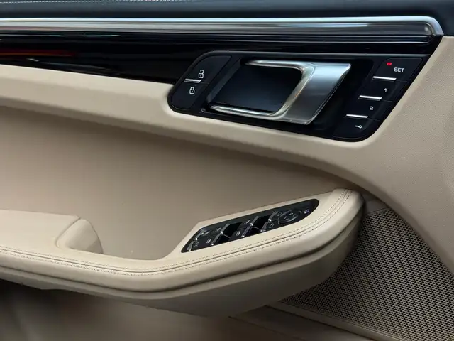 Porsche Macan view 12
