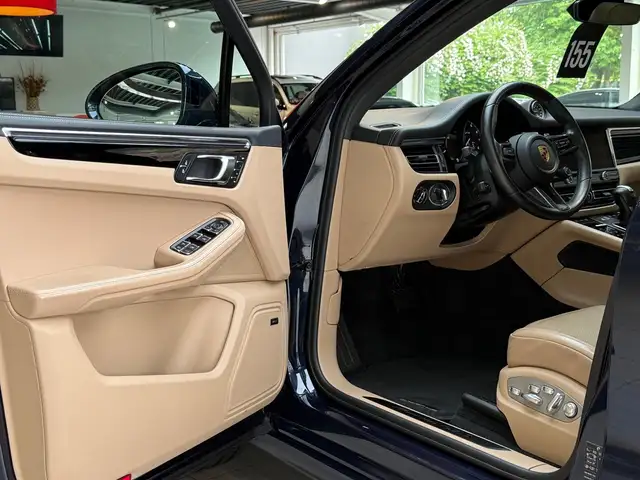 Porsche Macan view 11