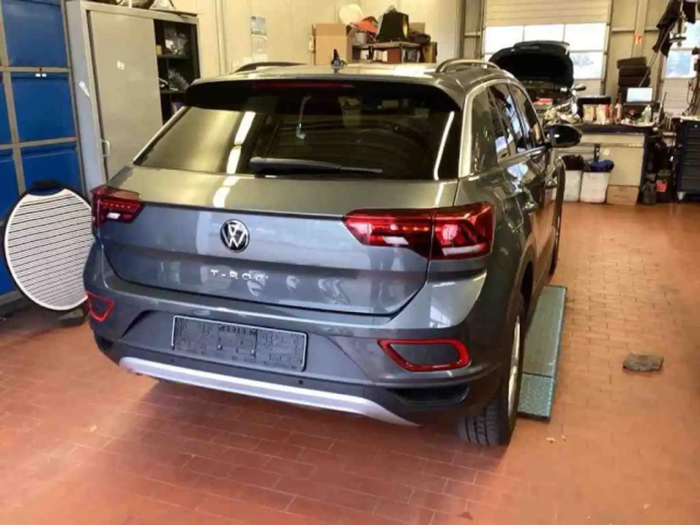 Volkswagen T-Roc 1.5 TSI DSG Life Klima Rückfahrkamera Sitzheizung Grau - 2