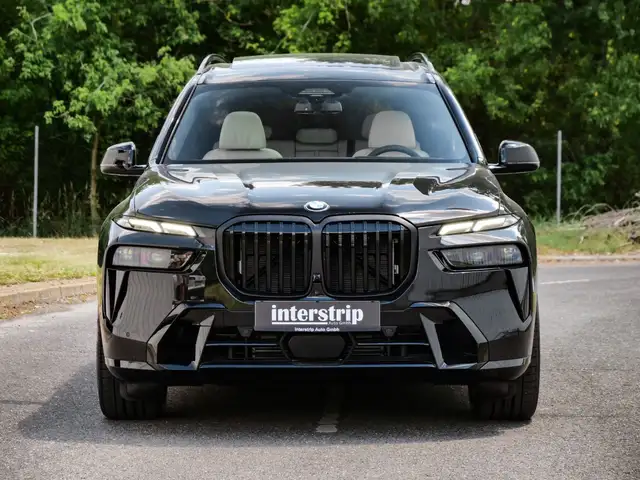BMW X7 view 2