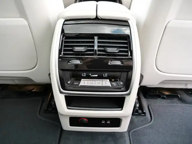 BMW X7 view 29