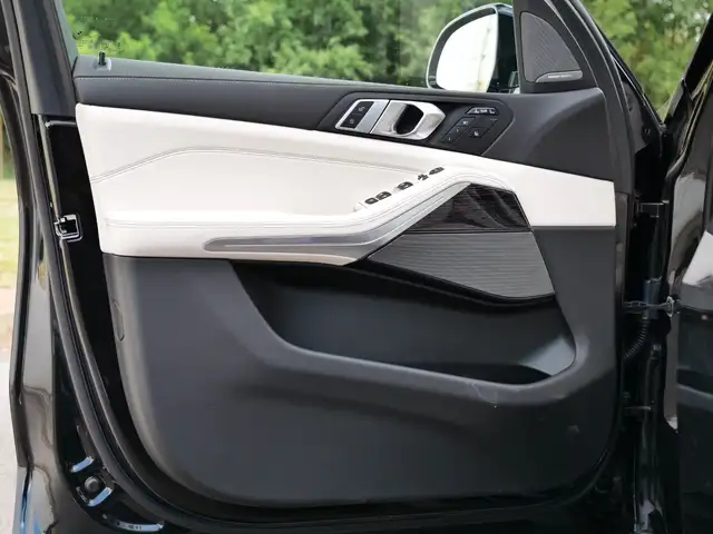 BMW X7 view 21