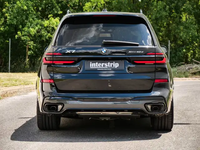 BMW X7 view 5