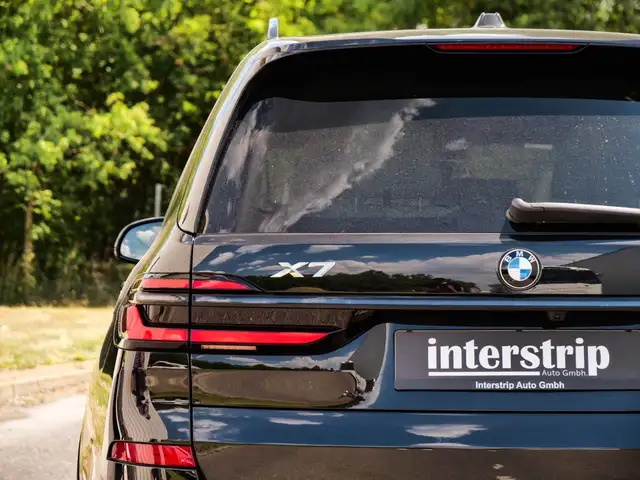 BMW X7 view 9