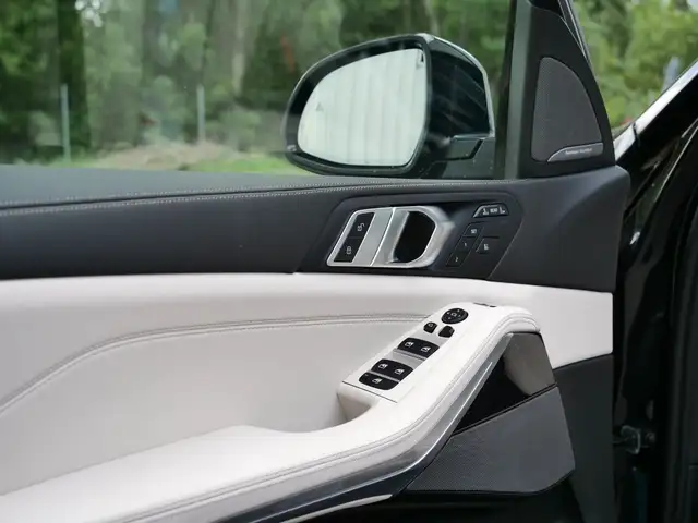 BMW X7 view 22