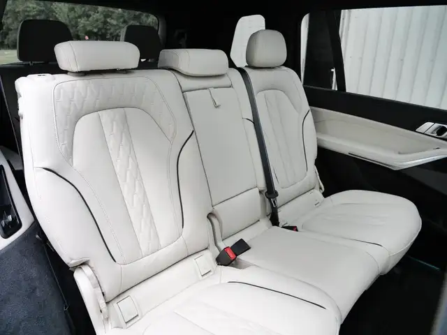 BMW X7 view 28
