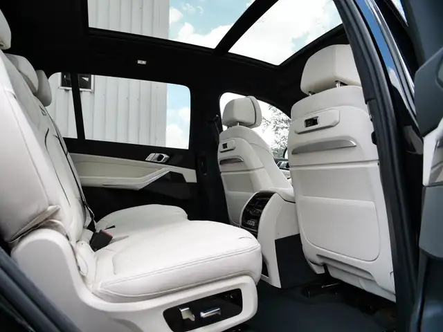 BMW X7 view 27