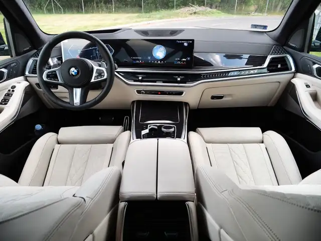 BMW X7 view 14