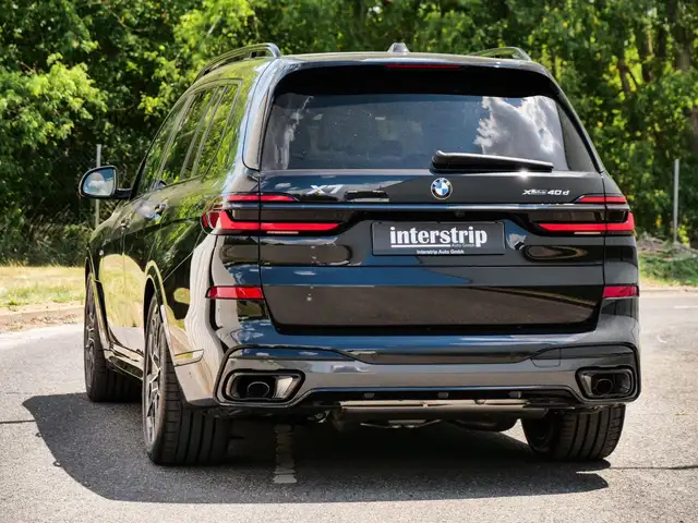 BMW X7 view 4