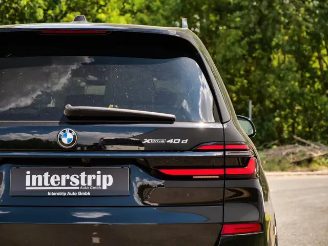 BMW X7 view 10