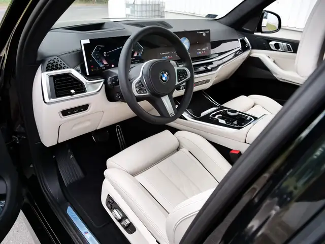 BMW X7 view 11