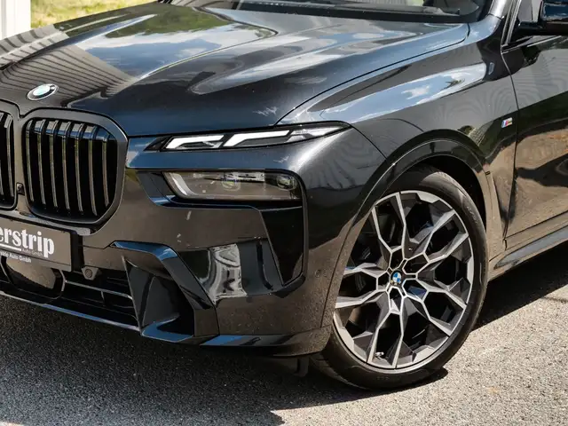 BMW X7 view 8