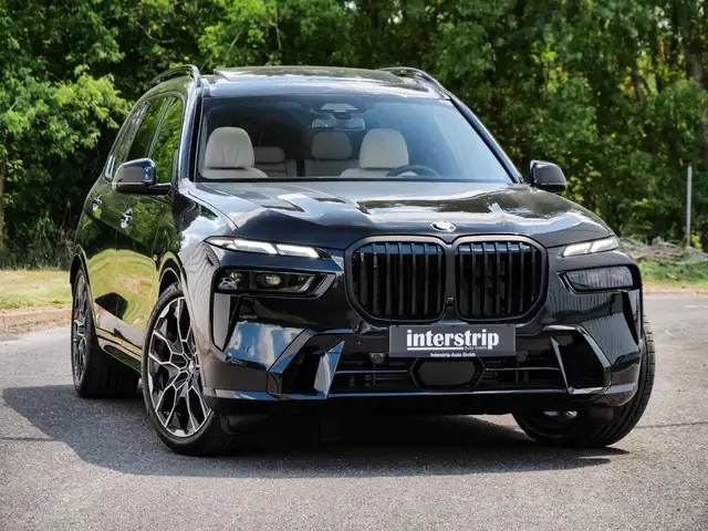 BMW X7 view 3